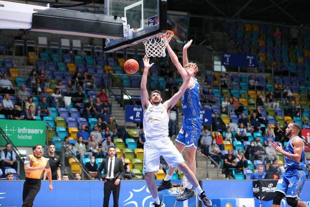Klassen Owen,(Basketball Loewen Braunschweig, 5), Haarms Matt,(Fraport Skyliners, 3), , GER,Basketball, BBL,Saison 2021 22,1. Spieltag,26.09.2021, Frankfurt Copyright: xEibner-Pressefoto UlrichxScherbaumx EP_usm