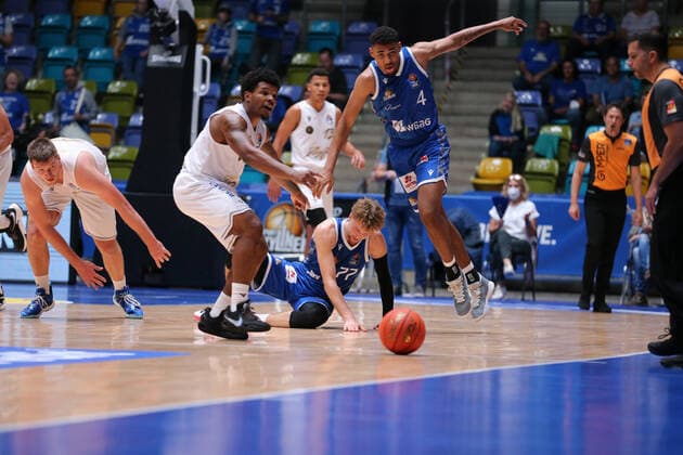 Meredith,(Fraport Skyliners, 77),Samare Jordan,(Fraport Skyliners, 4), , GER,Basketball, BBL,Saison 2021 22,1. Spieltag,26.09.2021, Frankfurt Copyright: xEibner-Pressefoto UlrichxScherbaumx EP_usm