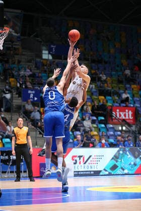 Wank Lukas,(Fraport Skyliners, 0),Samare Jordan,(Fraport Skyliners, 4),Turudic Benedikt,(Basketball Loewen Braunschweig, 44), , GER,Basketball, BBL,Saison 2021 22,1. Spieltag,26.09.2021, Frankfurt Copyright: xEibner-Pressefoto UlrichxScherbaumx EP_usm
