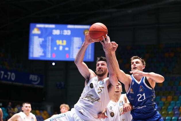 Klassen Owen,(Basketball Loewen Braunschweig, 5), Brenneke Lorenz,(Fraport Skyliners, 21), , GER,Basketball, BBL,Saison 2021 22,1. Spieltag,26.09.2021, Frankfurt Copyright: xEibner-Pressefoto UlrichxScherbaumx EP_usm