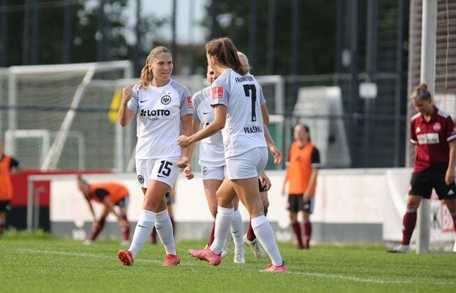 26.09.2021, xcex, GER, Nuernberg, Frauenfussball, 1. Bundesliga, DFB Pokal, Runde 2, Saison 2021 2022, 1. FC Nuernberg - Eintracht Frankfurt Frauen (SGE), Torjubel, Jubel, Goal celebration Eintracht Frankfurt DFL regulations prohibit any use of photographs as image sequences and or quasi-video