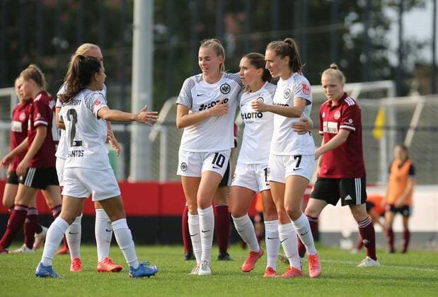 26.09.2021, xcex, GER, Nuernberg, Frauenfussball, 1. Bundesliga, DFB Pokal, Runde 2, Saison 2021 2022, 1. FC Nuernberg - Eintracht Frankfurt Frauen (SGE), Torjubel, Jubel, Goal celebration Eintracht Frankfurt DFL regulations prohibit any use of photographs as image sequences and or quasi-video