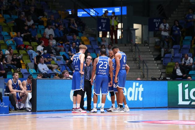 Meredith,(Fraport Skyliners, 77),Diego Ocampo,(HC Fraport Skyliners),Robertson Quantez,(Fraport Skyliners, 23), , GER,Basketball, BBL,Saison 2021 22,1. Spieltag,26.09.2021, Frankfurt Copyright: xEibner-Pressefoto UlrichxScherbaumx EP_usm