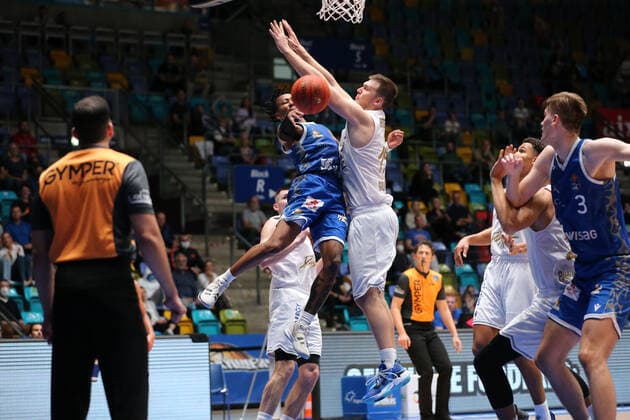 Donaldson Donovan ,(Fraport Skyliners, 2),Klassen Owen,(Basketball Loewen Braunschweig, 5), , GER,Basketball, BBL,Saison 2021 22,1. Spieltag,26.09.2021, Frankfurt Copyright: xEibner-Pressefoto UlrichxScherbaumx EP_usm