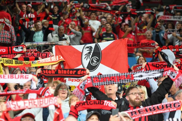 Fussball, 1.Bundesliga, 6.Spieltag - 21 22 - SC Freiburg vs. FC Augsburg - 26. September 2021 Die Zuschauer, beim Fussball Bundesliga Spiel zwischen dem SC Freiburg und dem FC Augsburg, am Sonntag, den 26. September 2021 im Dreisamstadion in Freiburg im Breisgau. DFL REGULATIONS PROHIBIT ANY USE OF PHOTOGRAPHS AS IMAGE SEQUENCES AND OR QUASI-VIDEO.