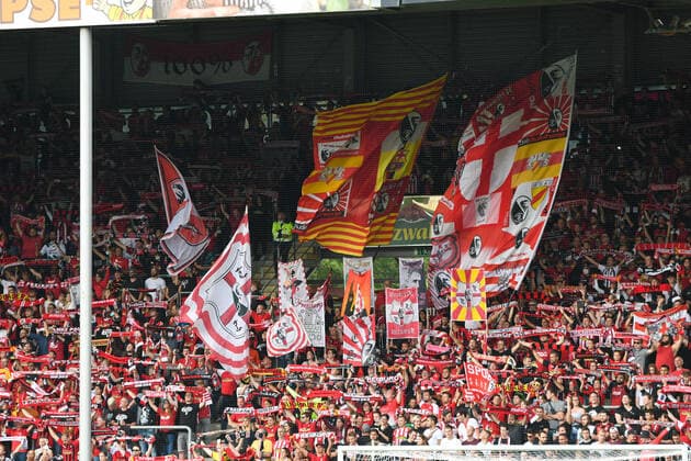 Fussball, 1.Bundesliga, 6.Spieltag - 21 22 - SC Freiburg vs. FC Augsburg - 26. September 2021 Die Zuschauer, beim Fussball Bundesliga Spiel zwischen dem SC Freiburg und dem FC Augsburg, am Sonntag, den 26. September 2021 im Dreisamstadion in Freiburg im Breisgau. DFL REGULATIONS PROHIBIT ANY USE OF PHOTOGRAPHS AS IMAGE SEQUENCES AND OR QUASI-VIDEO.