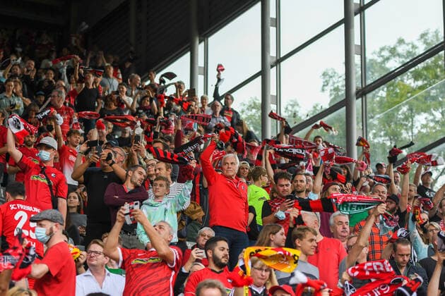 Fussball, 1.Bundesliga, 6.Spieltag - 21 22 - SC Freiburg vs. FC Augsburg - 26. September 2021 Die Zuschauer, beim Fussball Bundesliga Spiel zwischen dem SC Freiburg und dem FC Augsburg, am Sonntag, den 26. September 2021 im Dreisamstadion in Freiburg im Breisgau. DFL REGULATIONS PROHIBIT ANY USE OF PHOTOGRAPHS AS IMAGE SEQUENCES AND OR QUASI-VIDEO.