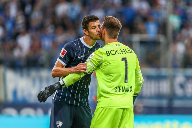 Bilder des Jahres 2021, Sport 09 September Sport Themen der Woche KW38 Sport Bilder des Tages Torwart Manuel Riemann (VfL Bochum 1848, 01) und Anthony Losilla (VfL Bochum 1848, 08), GER, VfL Bochum 1848 - VfB Stuttgart Fussball, 1. Bundesliga, 6. Spieltag, Spielzeit 2021 2022, 26.09.2021, DFB DFL regulations prohibit any use of photographs as image sequences and or quasi-video., GER, VfL Bochum 1848 - VfB Stuttgart Fussball, 1. Bundesliga, 6. Spieltag, Spielzeit 2021 2022, 26.09.2021 Bochum *** Goalkeeper Manuel Riemann VfL Bochum 1848, 01 and Anthony Losilla VfL Bochum 1848, 08 , GER, VfL Bochum 1848 VfB Stuttgart Fussball, 1 Bundesliga, 6 Spieltag, Spielzeit 2021 2022, 26 09 2021, DFB DFL regulations prohibit any use of photographs as image sequences and or quasi video , GER, VfL Bochum 1848 VfB Stuttgart Fussball, 1 Bundesliga, 6 Spieltag, Spielzeit 2021 2022, 26 09 2021 Bochum Copyright: xEibner-Pressefoto BoiaxGabrielx EP_GBA