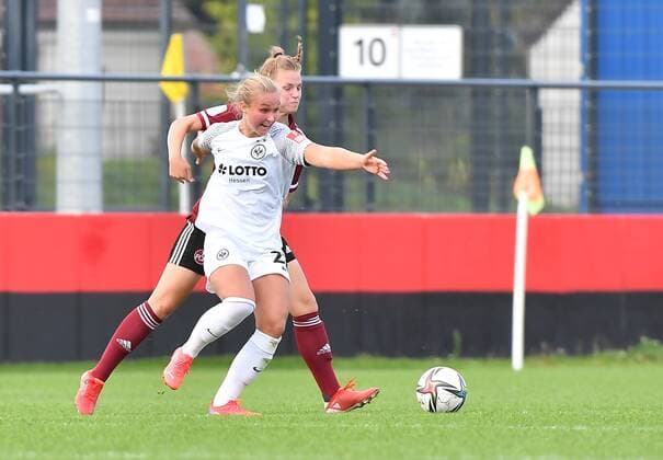 26.09.2021 - Fussball - Saison 2021 2022 - DFB Pokal Vereinspokal der Frauen - 02. Runde: 1. FC Nürnberg Nuernberg FCN ( Club ) - Eintracht Frankfurt SGE - Sportfoto Zink MeZi - regulations prohibit any use of photographs as image sequences and or quasi-video - Alexandra Johannsdottir (22, Eintracht Frankfurt ) vor Amelie Thöle Thoele (12, 1. FC Nürnberg FCN )