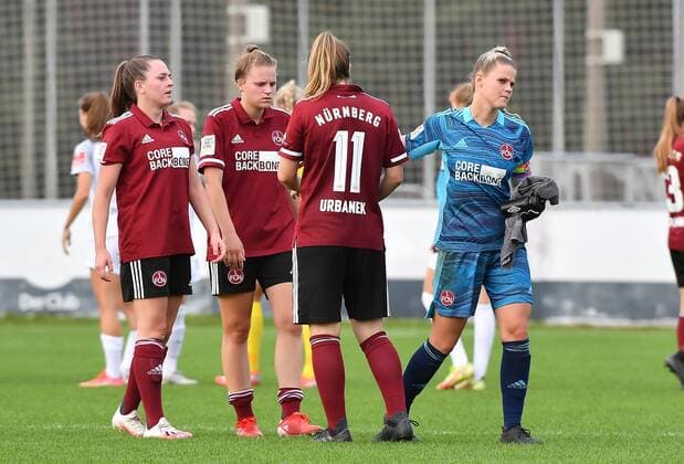 26.09.2021 - Fussball - Saison 2021 2022 - DFB Pokal Vereinspokal der Frauen - 02. Runde: 1. FC Nürnberg Nuernberg FCN ( Club ) - Eintracht Frankfurt SGE - Sportfoto Zink MeZi - regulations prohibit any use of photographs as image sequences and or quasi-video - Lea Paulick (1, 1. FC Nürnberg FCN, rechts ) und Team enttäuscht Enttäuschung nach Spielende