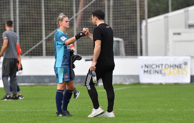 26.09.2021 - Fussball - Saison 2021 2022 - DFB Pokal Vereinspokal der Frauen - 02. Runde: 1. FC Nürnberg Nuernberg FCN ( Club ) - Eintracht Frankfurt SGE - Sportfoto Zink MeZi - regulations prohibit any use of photographs as image sequences and or quasi-video - Lea Paulick (1, 1. FC Nürnberg FCN, links ) Osman Cankaya ( Trainer 1. FC Nürnberg FCN ) enttäuscht Enttäuschung nach Spielende