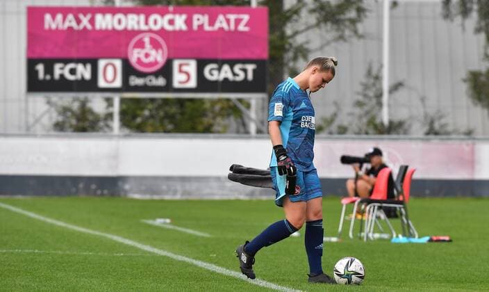 26.09.2021 - Fussball - Saison 2021 2022 - DFB Pokal Vereinspokal der Frauen - 02. Runde: 1. FC Nürnberg Nuernberg FCN ( Club ) - Eintracht Frankfurt SGE - Sportfoto Zink MeZi - regulations prohibit any use of photographs as image sequences and or quasi-video - Lea Paulick (1, 1. FC Nürnberg FCN ) enttäuscht Enttäuschung nach Spielende