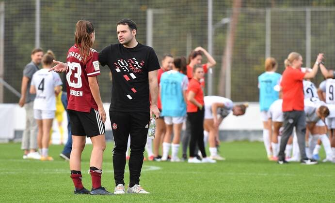 26.09.2021 - Fussball - Saison 2021 2022 - DFB Pokal Vereinspokal der Frauen - 02. Runde: 1. FC Nürnberg Nuernberg FCN ( Club ) - Eintracht Frankfurt SGE - Sportfoto Zink MeZi - regulations prohibit any use of photographs as image sequences and or quasi-video - Nele Bauereisen (23, 1. FC Nürnberg FCN, links ) Osman Cankaya ( Trainer 1. FC Nürnberg FCN ) nach Spielende