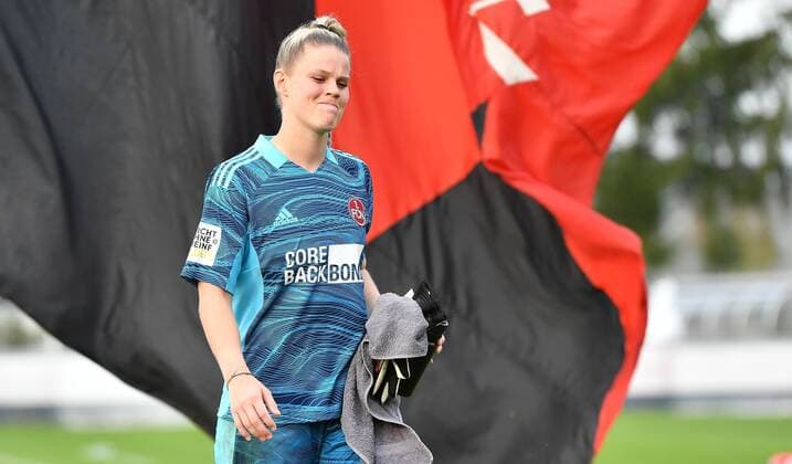 26.09.2021 - Fussball - Saison 2021 2022 - DFB Pokal Vereinspokal der Frauen - 02. Runde: 1. FC Nürnberg Nuernberg FCN ( Club ) - Eintracht Frankfurt SGE - Sportfoto Zink MeZi - regulations prohibit any use of photographs as image sequences and or quasi-video - Lea Paulick (1, 1. FC Nürnberg FCN ) enttäuscht Enttäuschung nach Spielende