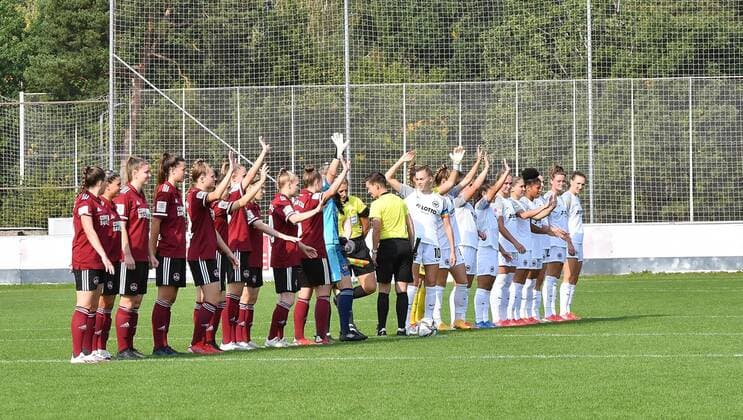 26.09.2021 - Fussball - Saison 2021 2022 - DFB Pokal Vereinspokal der Frauen - 02. Runde: 1. FC Nürnberg Nuernberg FCN ( Club ) - Eintracht Frankfurt SGE - Sportfoto Zink MeZi - regulations prohibit any use of photographs as image sequences and or quasi-video - Teams vor Spielbeginn