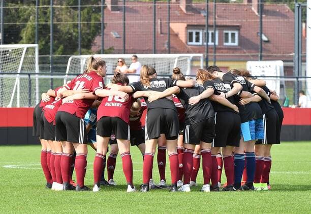 26.09.2021 - Fussball - Saison 2021 2022 - DFB Pokal Vereinspokal der Frauen - 02. Runde: 1. FC Nürnberg Nuernberg FCN ( Club ) - Eintracht Frankfurt SGE - Sportfoto Zink MeZi - regulations prohibit any use of photographs as image sequences and or quasi-video - Teamkreis Nürnberg vor Spielbeginn