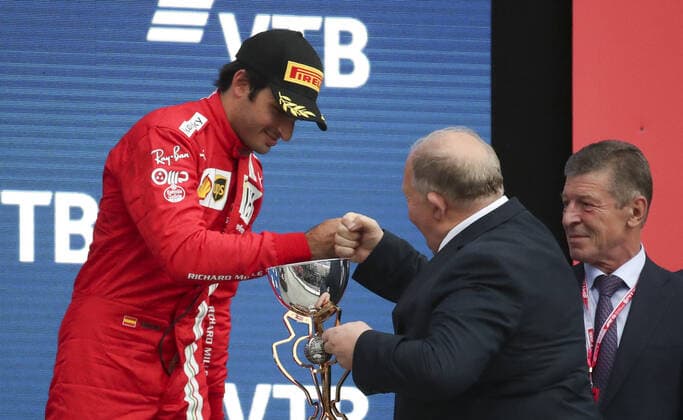 SOCHI, RUSSIA - SEPTEMBER 26, 2021: Viktor Kiryanov (C), Infrastructure Projects Managing Director at Rostec, presents a trophy to 3rd placed, Scuderia Ferrari F1 Team driver Carlos Sainz (L) as Russia s Deputy Prime Minister Dmitry Kozak (R) looks on during the podium ceremony for the 2021 Formula One Russian Grand Prix at the Sochi Autodrom racing circuit. Sergei Fadeichev TASS  TS112180