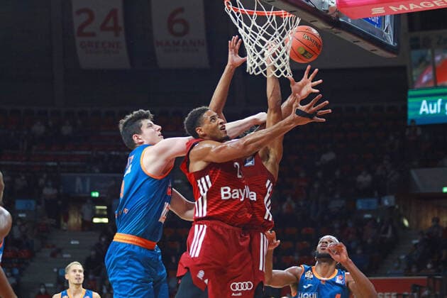 21 Augustine Rubit und 12 Jason George (FCBB) gegen 13 Nicolas Bretzel und 4 Jaron Blossomgame (Ulm) Basketball, Easycredit BBL, FC Bayern München - Ratiopharm Ulm im Audi Dome am 26.09.2021 FOTO: Mladen Lackovic LakoPress