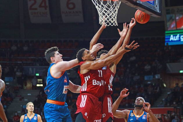 21 Augustine Rubit und 12 Jason George (FCBB) gegen 13 Nicolas Bretzel und 4 Jaron Blossomgame (Ulm) Basketball, Easycredit BBL, FC Bayern München - Ratiopharm Ulm im Audi Dome am 26.09.2021 FOTO: Mladen Lackovic LakoPress