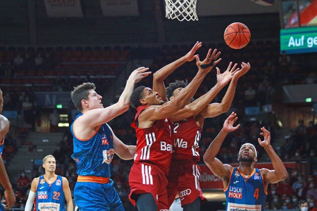 21 Augustine Rubit und 12 Jason George (FCBB) gegen 13 Nicolas Bretzel und 4 Jaron Blossomgame (Ulm) Basketball, Easycredit BBL, FC Bayern München - Ratiopharm Ulm im Audi Dome am 26.09.2021 FOTO: Mladen Lackovic LakoPress