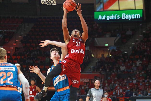 21 Augustine Rubit (FCBB) gegen 13 Nicolas Bretzel (Ulm) Basketball, Easycredit BBL, FC Bayern München - Ratiopharm Ulm im Audi Dome am 26.09.2021 FOTO: Mladen Lackovic LakoPress