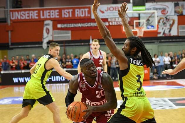 Rawle Alkins, Marcus Thornton 1. Spieltag, Basketball Bundesliga, Basketball Saison 2021 2022, Deutschland, easyCredit BBL, Germany, Giessen 46ers, giessen rot, Herren, Jobstairs GIESSEN 46ers - Medi Bayreuth, Männer, Bayreuth in gelb