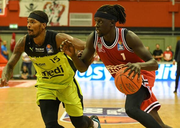 Terry Allen, Nuni Omot 1. Spieltag, Basketball Bundesliga, Basketball Saison 2021 2022, Deutschland, easyCredit BBL, Germany, Giessen 46ers, giessen rot, Herren, Jobstairs GIESSEN 46ers - Medi Bayreuth, Männer, Bayreuth in gelb
