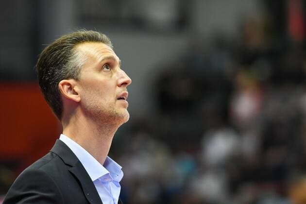 Pete Strobl 1. Spieltag, Basketball Bundesliga, Basketball Saison 2021 2022, Deutschland, easyCredit BBL, Germany, Giessen 46ers, giessen rot, Herren, Jobstairs GIESSEN 46ers - Medi Bayreuth, Männer, Bayreuth in gelb