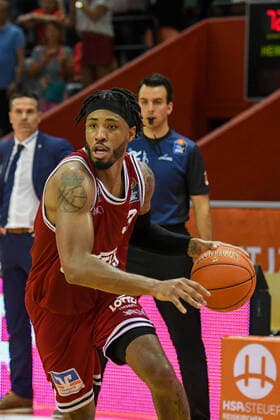 Brayon Blake 1. Spieltag, Basketball Bundesliga, Basketball Saison 2021 2022, Deutschland, easyCredit BBL, Germany, Giessen 46ers, giessen rot, Herren, Jobstairs GIESSEN 46ers - Medi Bayreuth, Männer, Bayreuth in gelb