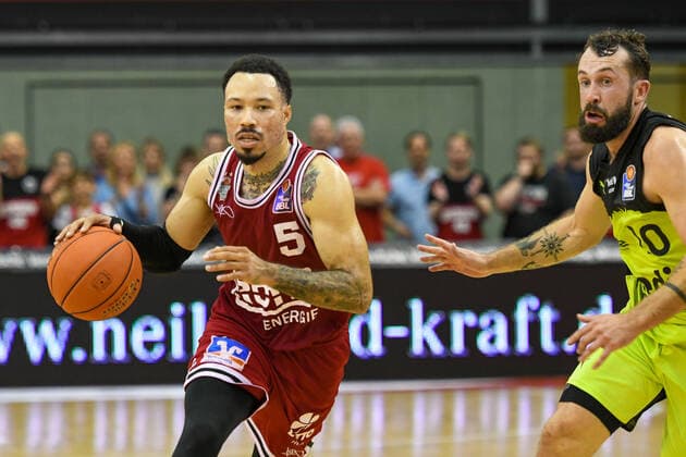 Kyan Anderson, Bastian Doreth 1. Spieltag, Basketball Bundesliga, Basketball Saison 2021 2022, Deutschland, easyCredit BBL, Germany, Giessen 46ers, giessen rot, Herren, Jobstairs GIESSEN 46ers - Medi Bayreuth, Männer, Bayreuth in gelb