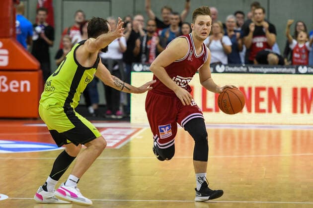 Bastian Doreth, Bjarne Kraushaar 1. Spieltag, Basketball Bundesliga, Basketball Saison 2021 2022, Deutschland, easyCredit BBL, Germany, Giessen 46ers, giessen rot, Herren, Jobstairs GIESSEN 46ers - Medi Bayreuth, Männer, Bayreuth in gelb
