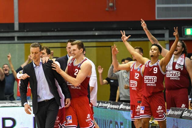 Pete Strobl jubelt 1. Spieltag, Basketball Bundesliga, Basketball Saison 2021 2022, Deutschland, easyCredit BBL, Germany, Giessen 46ers, giessen rot, Herren, Jobstairs GIESSEN 46ers - Medi Bayreuth, Männer, Bayreuth in gelb