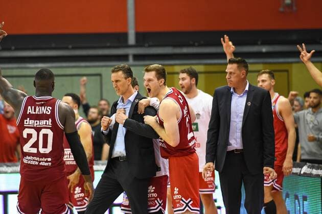 Pete Strobl jubelt 1. Spieltag, Basketball Bundesliga, Basketball Saison 2021 2022, Deutschland, easyCredit BBL, Germany, Giessen 46ers, giessen rot, Herren, Jobstairs GIESSEN 46ers - Medi Bayreuth, Männer, Bayreuth in gelb