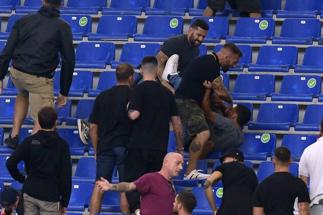 Sport Bilder des Tages Soccer, serie a match , SS Lazio v AS Roma,September 26, 2021 Riot between Roma supporters during the Serie A match between SS Lazio v AS Roma at Olimpico stadium in Rome, Italy, September 26, 2021. Imago-Images Emmefoto Copyright: xImago-Images Emmefotox