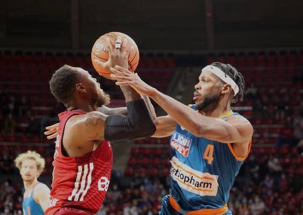 Bayerns 1 Deshaun THOMAS vs Ulms 5 BLOSSOMGAME Basketball, Bayern - Ulm, BBL-Hauptrunde, Saison 2021-2022, am 26.9.2021 in Muenchen, A U D I D O M E, Deutschland. Quelle Copyright Credit : Oryk HAIST