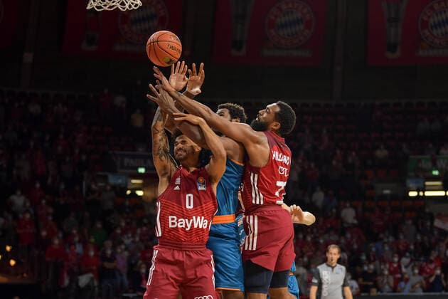 Basketball, BBL, 20210926, FC Bayern München - Ratiopharm Ulm. Im Bild Nick WEILER-BABB (FC Bayern München, 0), Cristiano FELICIO (Ratiopharm Ulm, 1) und Darrun HILLIARD (FC Bayern München, 32) Rebound. München Audi Dome Bayern Deutschland Copyright: Passion2Press MarkusxFischerx