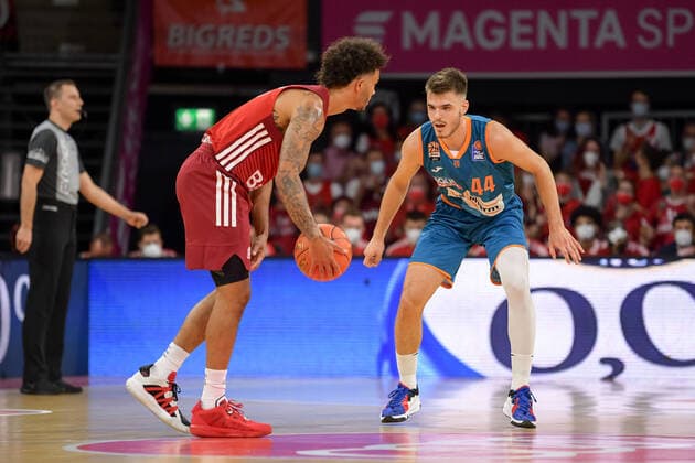 Basketball, BBL, 20210926, FC Bayern München - Ratiopharm Ulm. Im Bild Nick WEILER-BABB (FC Bayern München, 0) und Fedor ZUGIC (Ratiopharm Ulm, 44). München Audi Dome Bayern Deutschland Copyright: Passion2Press MarkusxFischerx
