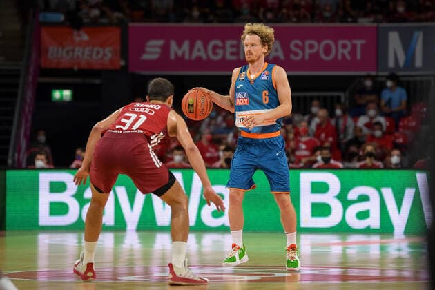 Basketball, BBL, 20210926, FC Bayern München - Ratiopharm Ulm. Im Bild Zan Mark SISKO (FC Bayern München, 31) und Per GÜNTHER (Guenther Gunther, Ratiopharm Ulm, 6). München Audi Dome Bayern Deutschland Copyright: Passion2Press MarkusxFischerx
