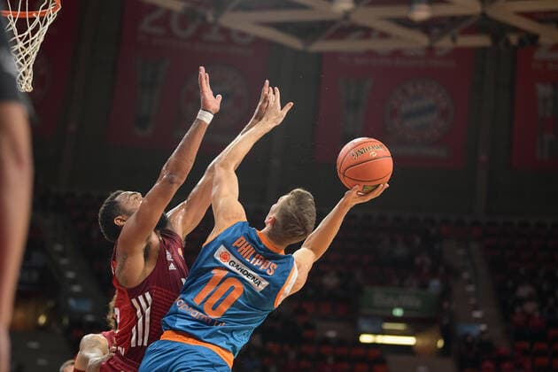 Sport Bilder des Tages Basketball, BBL, 20210926, FC Bayern München - Ratiopharm Ulm. Im Bild Darrun HILLIARD (FC Bayern München, 32) und Christoph PHILIPPS (Ratiopharm Ulm, 10). München Audi Dome Bayern Deutschland Copyright: Passion2Press MarkusxFischerx