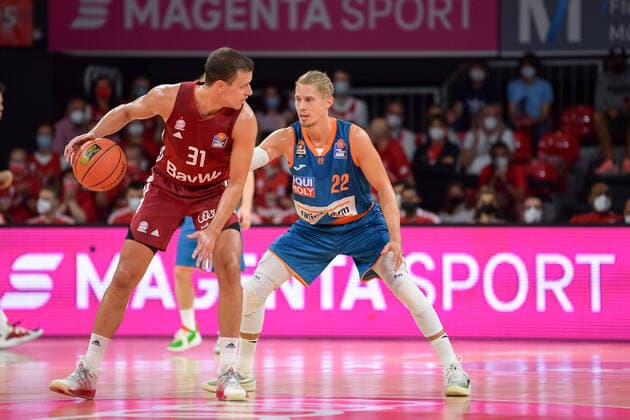 Basketball, BBL, 20210926, FC Bayern München - Ratiopharm Ulm. Im Bild Zan Mark SISKO (FC Bayern München, 31) und Thomas KLEPEISZ (Ratiopharm Ulm, 22). München Audi Dome Bayern Deutschland Copyright: Passion2Press MarkusxFischerx