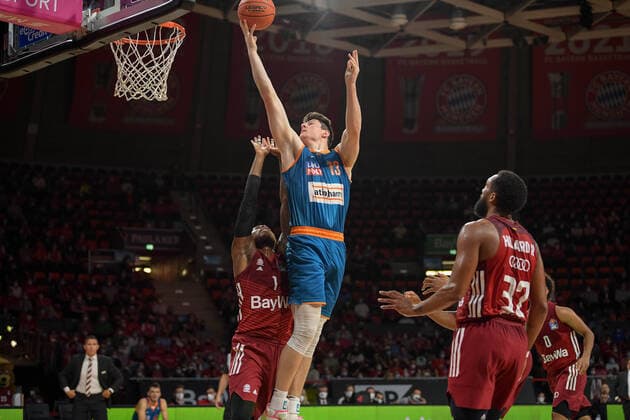 Basketball, BBL, 20210926, FC Bayern München - Ratiopharm Ulm. Im Bild Deshaun THOMAS (FC Bayern München, 1) ubd Nicolas BRETZEL (Ratiopharm Ulm, 13). München Audi Dome Bayern Deutschland Copyright: Passion2Press MarkusxFischerx