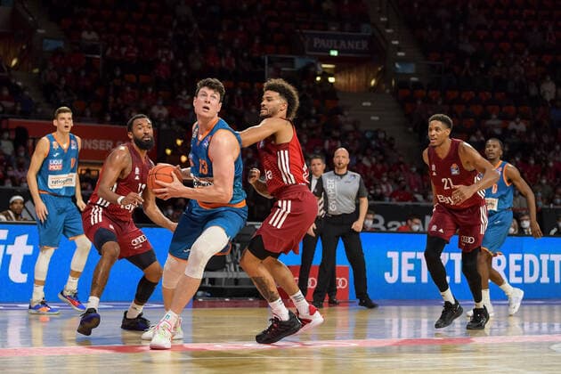 Basketball, BBL, 20210926, FC Bayern München - Ratiopharm Ulm. Im Bild Darrun HILLIARD (FC Bayern München, 32), Nicolas BRETZEL (Ratiopharm Ulm, 13) und Nick WEILER-BABB (FC Bayern München, 0). München Audi Dome Bayern Deutschland Copyright: Passion2Press MarkusxFischerx