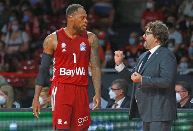 1 Deshaun Thomas und Trainer Andrea Trinchieri (FCBB) Basketball, Easycredit BBL, FC Bayern München - Ratiopharm Ulm im Audi Dome am 26.09.2021 FOTO: Mladen Lackovic LakoPress