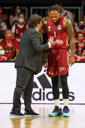 Andrea Trinchieri (Head Coach, FC Bayern Muenchen Basketball, ) mit Anweisungen an Deshaun Thomas (FC Bayern Muenchen Basketball, 1). FC Bayern Muenchen gegen ratiopharm Ulm, Basketball, BBL, 1. Spieltag, Saison 2021 2022, 26.09.2021. FC Bayern Muenchen gegen ratiopharm Ulm, Basketball, BBL, 1. Spieltag, Saison 2021 2022, 26.09.2021 Muenchen Copyright: xEibnerxPressefotox xHeikexFeinerx EP_HFR