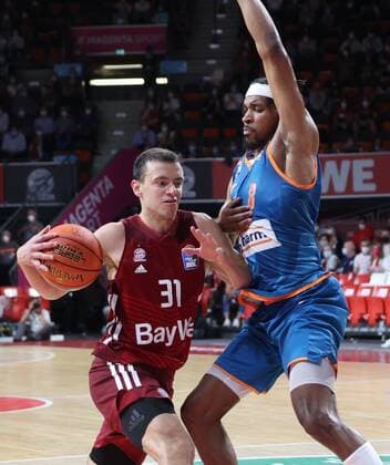 Kein Durchkommen . . . Bayerns 31 Zan Mark SISKO vs Ulms 8 SIMON Basketball, Bayern - Ulm, BBL-Hauptrunde, Saison 2021-2022, am 26.9.2021 in Muenchen, A U D I D O M E, Deutschland. Quelle Copyright Credit : Oryk HAIST