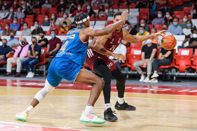 Jaron Blossomgame (ratiopharm Ulm, 4) gegen Augustine Rubit (FC Bayern Muenchen Basketball, 21). FC Bayern Muenchen gegen ratiopharm Ulm, Basketball, BBL, 1. Spieltag, Saison 2021 2022, 26.09.2021. FC Bayern Muenchen gegen ratiopharm Ulm, Basketball, BBL, 1. Spieltag, Saison 2021 2022, 26.09.2021 Muenchen Copyright: xEibnerxPressefotox xHeikexFeinerx EP_HFR