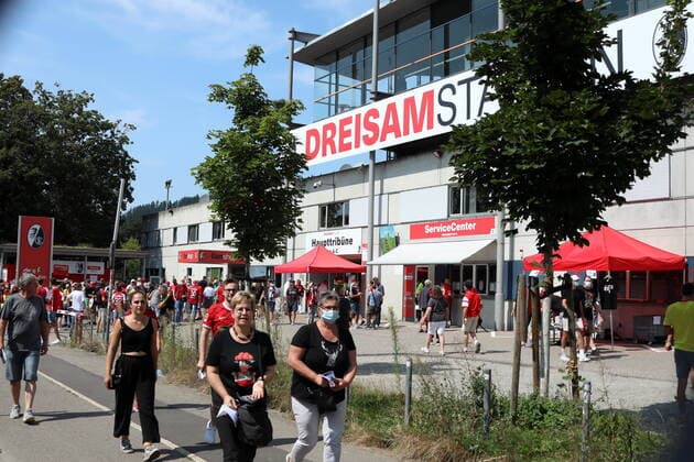 Letztes Bundesliga-Heimspiel für den SC Freiburg im altehrwürdigen Dreisamstadion gegen den FC Augsburg 1. FBL: 21-22: 6. Sptg. SC Freiburg vs FC Augsburg DFL REGULATIONS PROHIBIT ANY USE OF PHOTOGRAPHS AS IMAGE SEQUENCES AND OR QUASI-VIDEONann 1. FBL: 21-22: 2. Sptg. SC Freiburg - Borussia Dortmund Freiburg