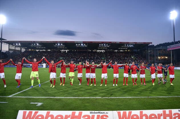 Fußball 1. Bundesliga 6. Spieltag SC Freiburg - FC Augsburg am 26.09.2021 im Dreisamstadion Stadion in Freiburg Innenansicht Innenaufnahme Panorama Innen Fans feiern die Mannschaft DFL regulations prohibit any use of photographs as image sequences and or quasi-video.
