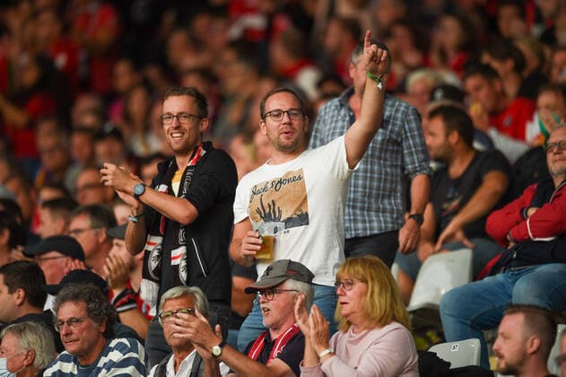 Fussball, 1.Bundesliga, 6.Spieltag - 21 22 - SC Freiburg vs. FC Augsburg - 26. September 2021 Die Zuschauer, beim Fussball Bundesliga Spiel zwischen dem SC Freiburg und dem FC Augsburg, am Sonntag, den 26. September 2021 im Dreisamstadion in Freiburg im Breisgau. DFL REGULATIONS PROHIBIT ANY USE OF PHOTOGRAPHS AS IMAGE SEQUENCES AND OR QUASI-VIDEO.