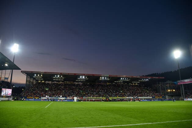 Fussball, 1.Bundesliga, 6.Spieltag - 21 22 - SC Freiburg vs. FC Augsburg - 26. September 2021 Stadionatmosphaere nach dem Spiel, beim Fussball Bundesliga Spiel zwischen dem SC Freiburg und dem FC Augsburg, am Sonntag, den 26. September 2021 im Dreisamstadion in Freiburg im Breisgau. DFL REGULATIONS PROHIBIT ANY USE OF PHOTOGRAPHS AS IMAGE SEQUENCES AND OR QUASI-VIDEO.